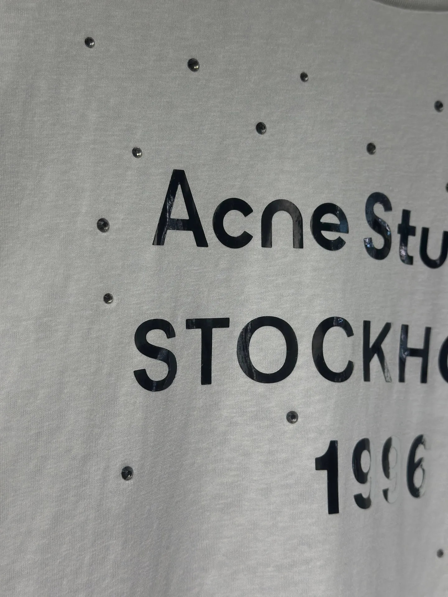 Acne Studios New Arrival North America Limited Laser Silver Silver Series Long Sleeve Hot Diamond T-Shirt Acne Studios Highest Edition Long Sleeve Series Long Sleeve T-shirt is one that you can’t help but love. The long-sleeved T os version is not picky. The snowflake cotton fabric feels soft and smooth and is not easy to wash. The fabric has been treated so it is stronger than the Quality counter. It can be used as sun protection clothing in summer. The same fabric as the original version is relatively thin. The feel and count are in place. The fried yellowing effect is cool. The printing effect is also in place. Details are online for comparison. 1 color and four sizes #long-sleeved T-shirt # #acne Color: White Black Size: S M LXL